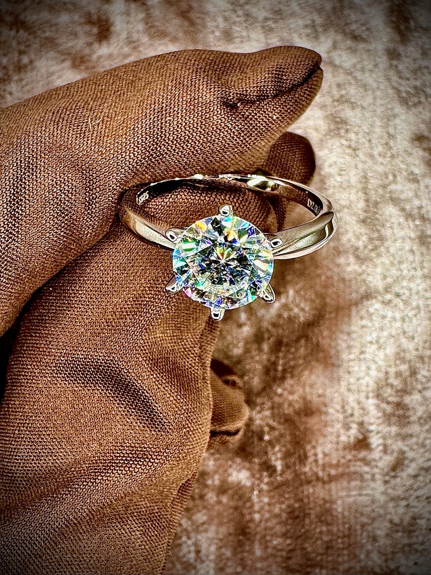 Round Cut Plain Band Moissanite Ring – 2ct