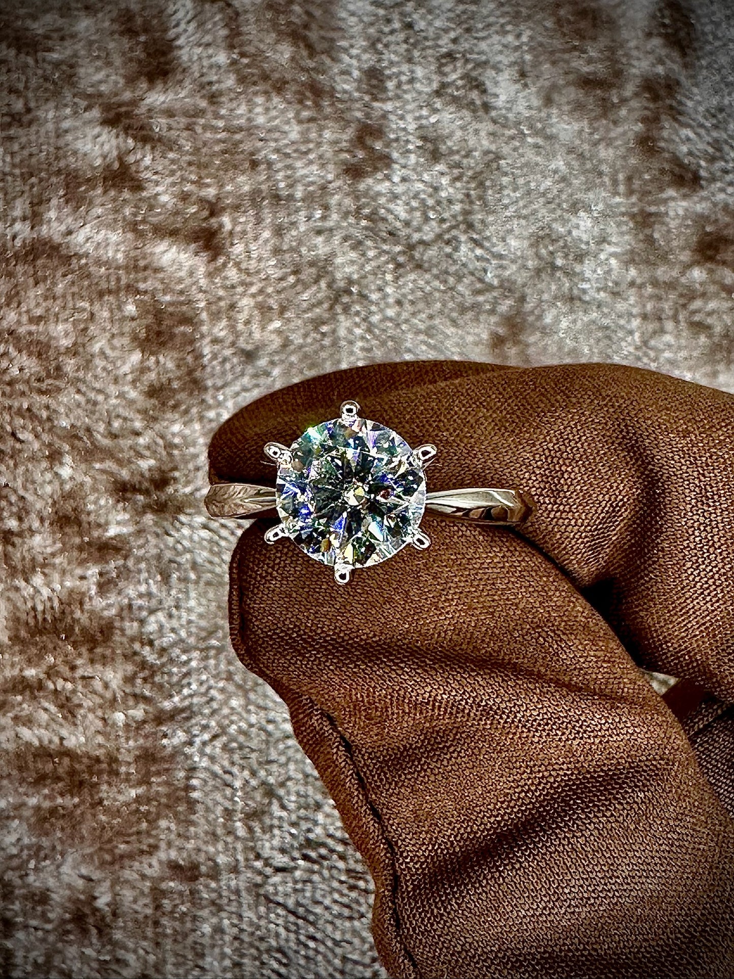 Round Cut Plain Band Moissanite Ring – 2ct