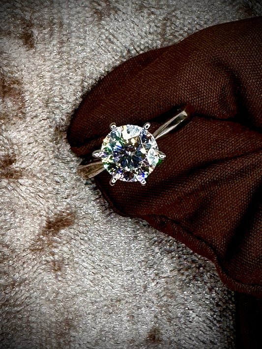 Round Cut Plain Band Moissanite Ring – 2ct